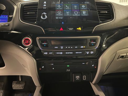 Used 2019 Honda Pilot Touring image 19