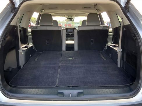 Used 2022 Toyota Highlander XLE FWD image 34