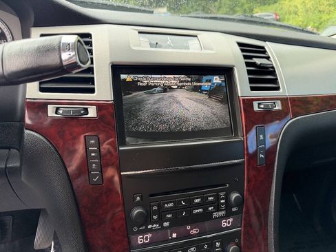 Used 2011 Cadillac Escalade Luxury AWD/4WD image 21