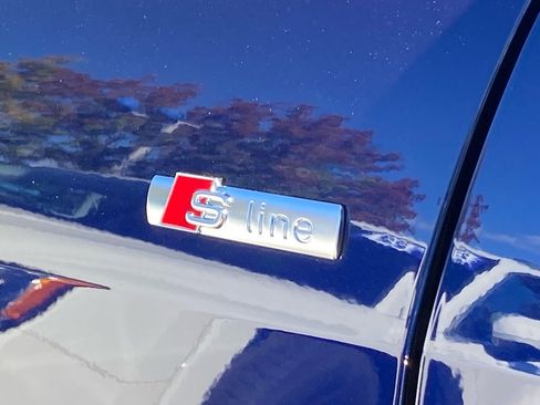 Used 2025 Audi Q4 e-tron Premium w/ Convenience Package image 5