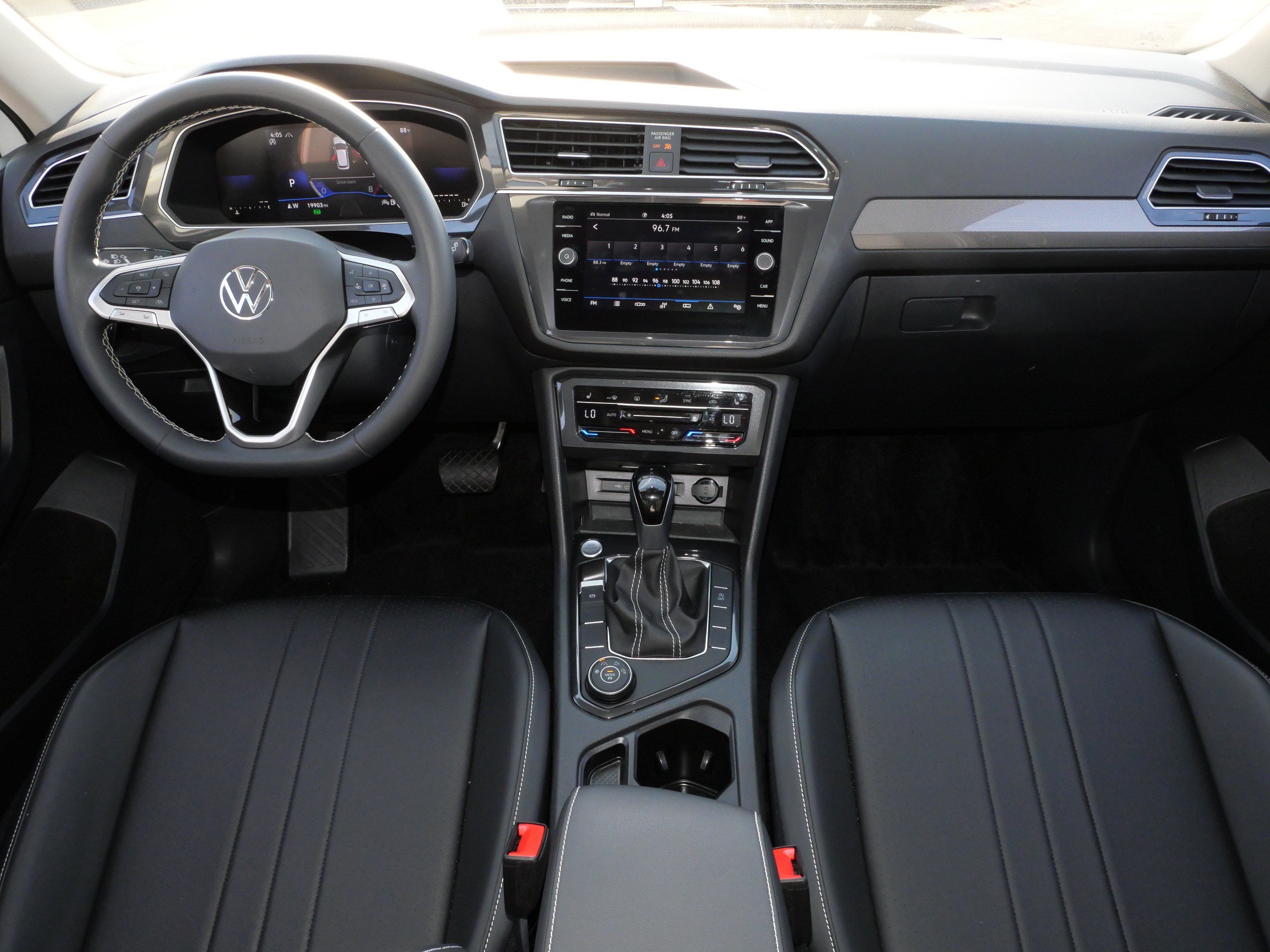 Certified 2024 Volkswagen Tiguan SE w/ Panoramic Sunroof Package AWD/4WD image 10