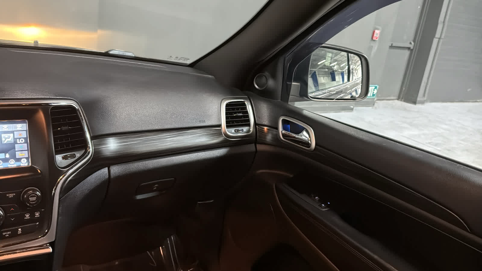 Used 2019 Jeep Grand Cherokee Laredo AWD/4WD image 26