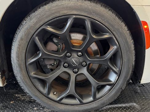 Used 2019 Chrysler 300 S RWD image 10