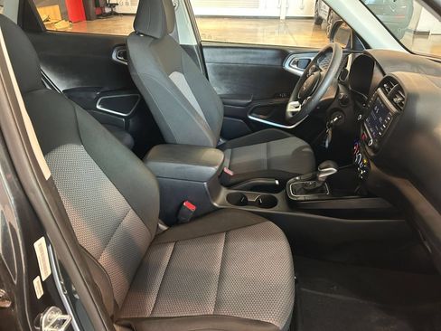 Used 2025 Kia Soul LX w/ LX Technology Package FWD image 29