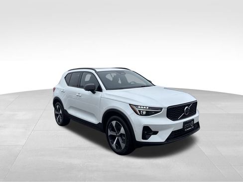 Certified 2026 Volvo XC40 B5 Plus w/ Protection Package Premier AWD/4WD image 32