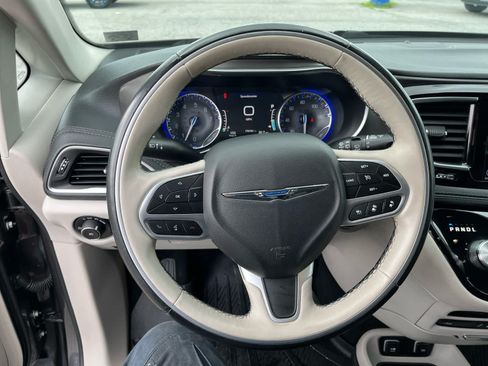 Used 2018 Chrysler Pacifica Limited w/ Tire & Wheel Group FWD image 14