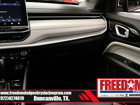 Certified 2025 Jeep Compass Limited image 38