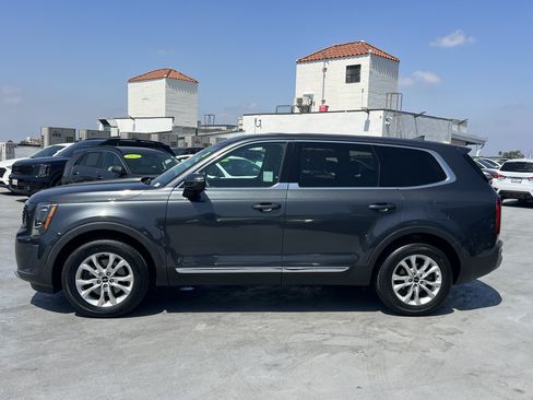 Used 2022 Kia Telluride LX FWD image 3