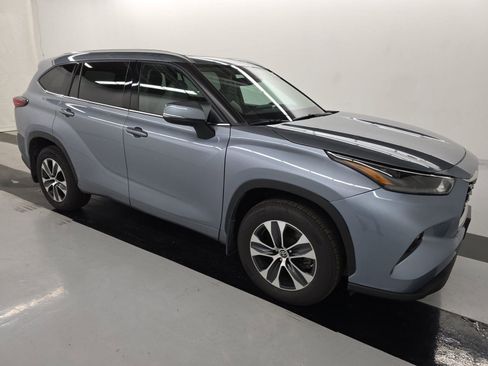 Used 2022 Toyota Highlander XLE AWD/4WD image 3