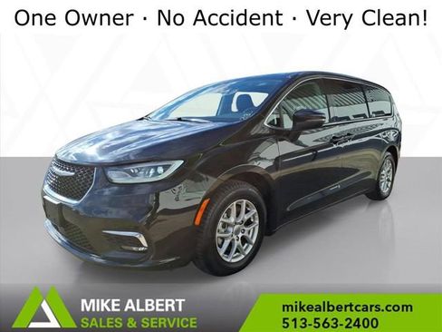 Used 2023 Chrysler Pacifica Touring-L image 3