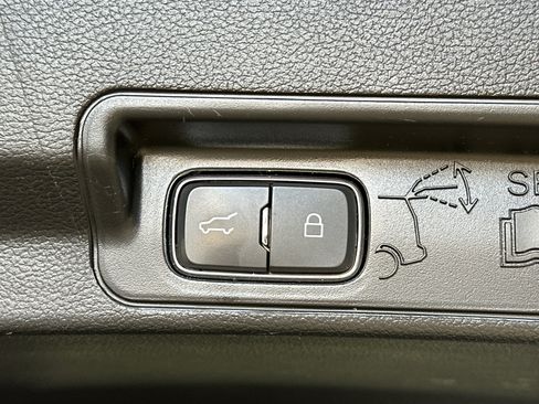 Used 2021 Ford Explorer XLT image 14