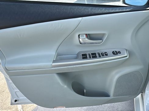 Used 2013 Toyota Prius V image 11