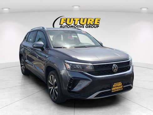 Used 2024 Volkswagen Taos SE FWD image 3