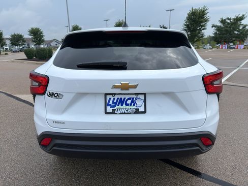 New 2026 Chevrolet Trax LS w/ LS Convenience Package FWD image 4