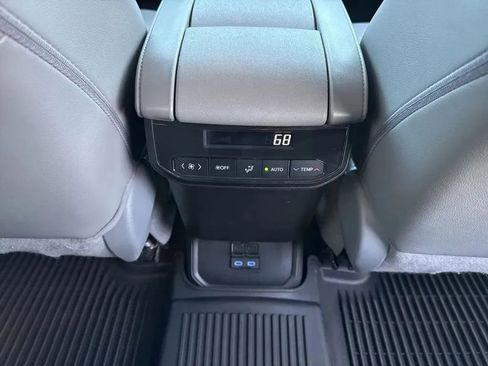 Used 2022 Toyota Highlander XLE image 33