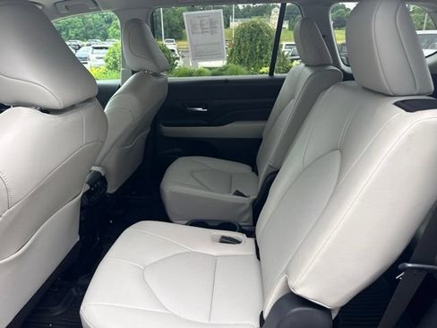 Used 2024 Toyota Grand Highlander AWD image 28
