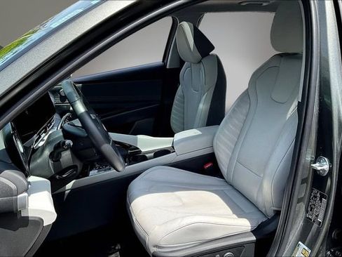 Used 2025 Hyundai Elantra Limited FWD image 21