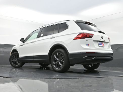 Used 2024 Volkswagen Tiguan SE image 27
