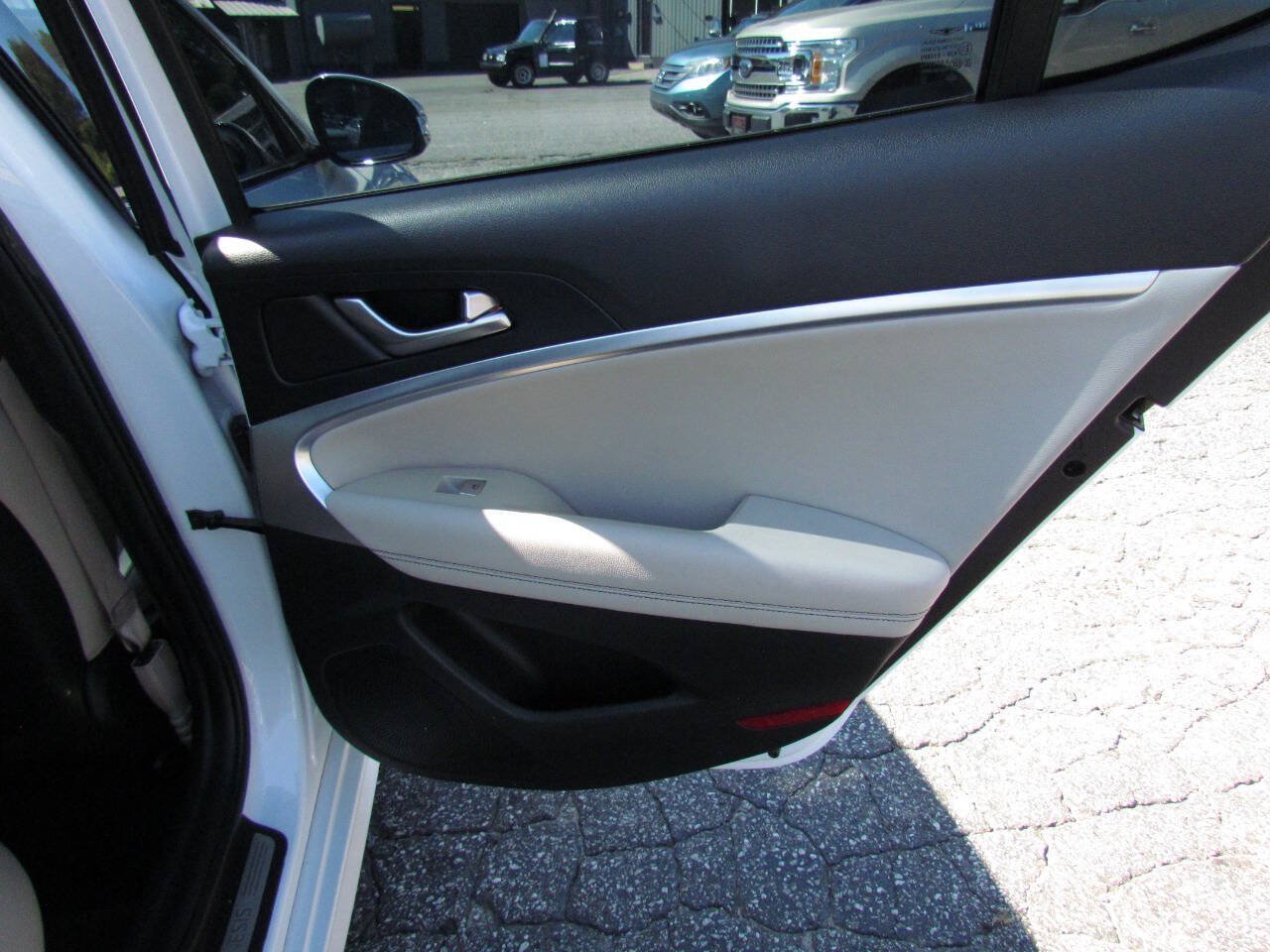 Used 2019 Genesis G70 2.0T Advanced RWD image 16