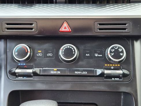 Used 2022 Kia Carnival LX image 25