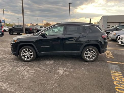 Used 2022 Jeep Compass Latitude w/ Sun and Sound Group AWD/4WD image 3