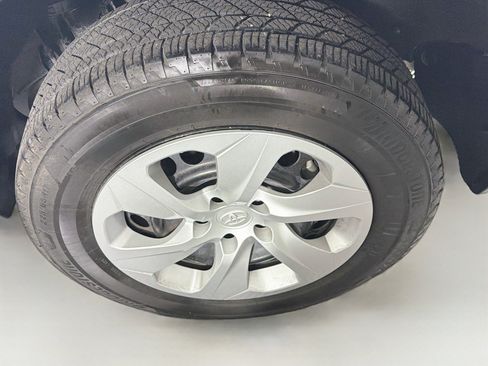 Used 2020 Toyota RAV4 LE FWD image 11