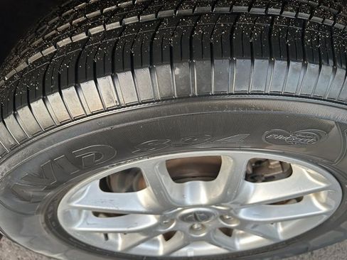 Used 2023 Chrysler Voyager LX image 18