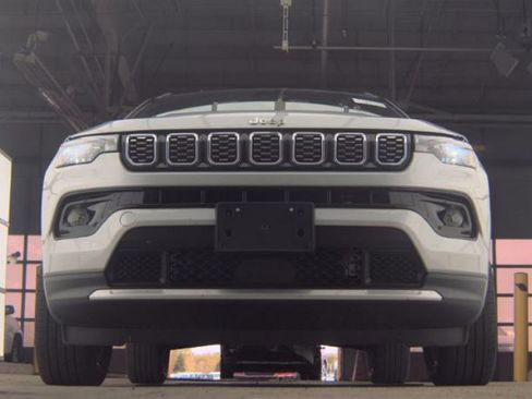 Used 2025 Jeep Compass Limited AWD/4WD image 3