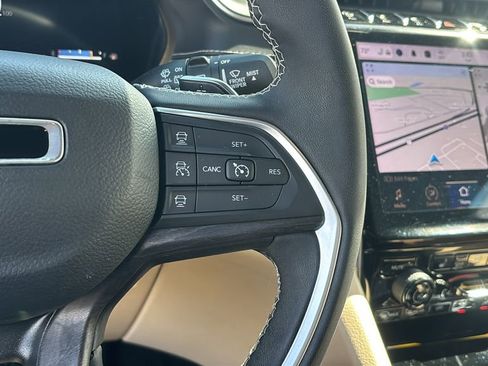 Used 2023 Jeep Grand Cherokee Limited w/ Luxury Tech Group II image 18