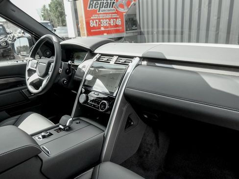 Used 2025 Land Rover Discovery Metropolitan Edition image 22