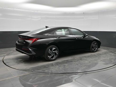 New 2026 Hyundai Elantra Limited FWD image 8