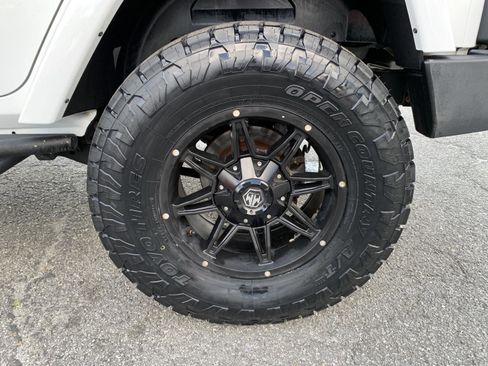 Used 2017 Jeep Wrangler Unlimited Sahara w/ Connectivity Group image 37