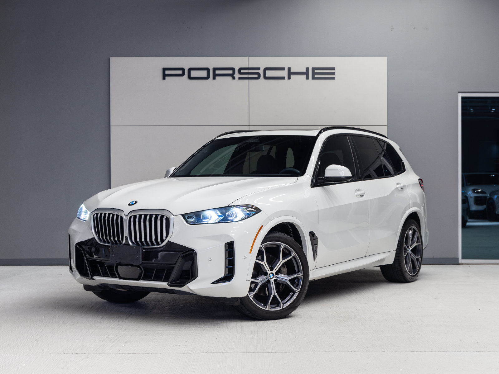 Used 2025 BMW X5 sDrive40i w/ M Sport Package RWD image 1