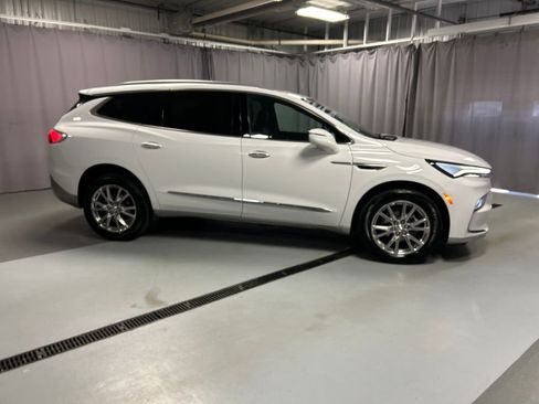 Used 2023 Buick Enclave Essence w/ Experience Buick Package FWD image 8