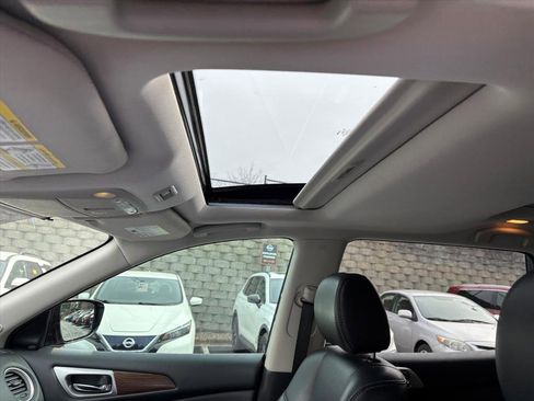 Used 2017 Nissan Pathfinder Platinum image 11