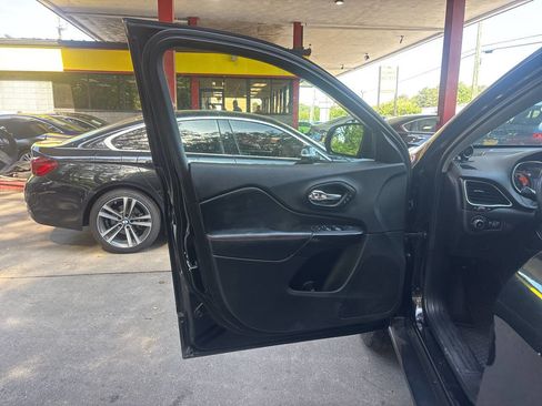 Used 2019 Jeep Cherokee Trailhawk AWD/4WD image 6