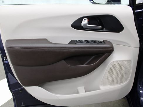 Used 2020 Chrysler Pacifica Touring w/ Advanced Safetytec Group image 9