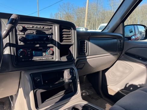 Used 2005 Chevrolet Avalanche Z71 w/ Sun And Sound Package image 18