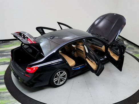Used 2017 BMW 740i image 40