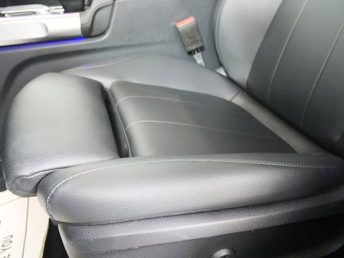 Used 2021 Mercedes-Benz GLB 250 4MATIC image 9