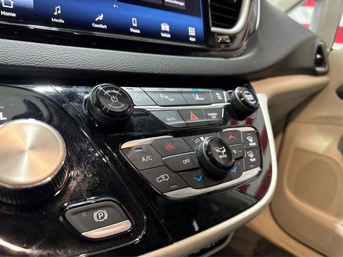 Used 2023 Chrysler Pacifica Touring-L FWD image 24
