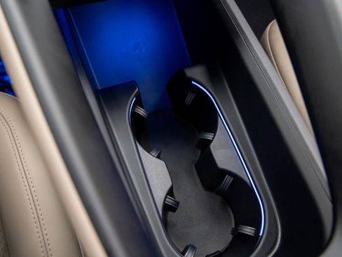 Certified 2025 Porsche Macan Electric image 22