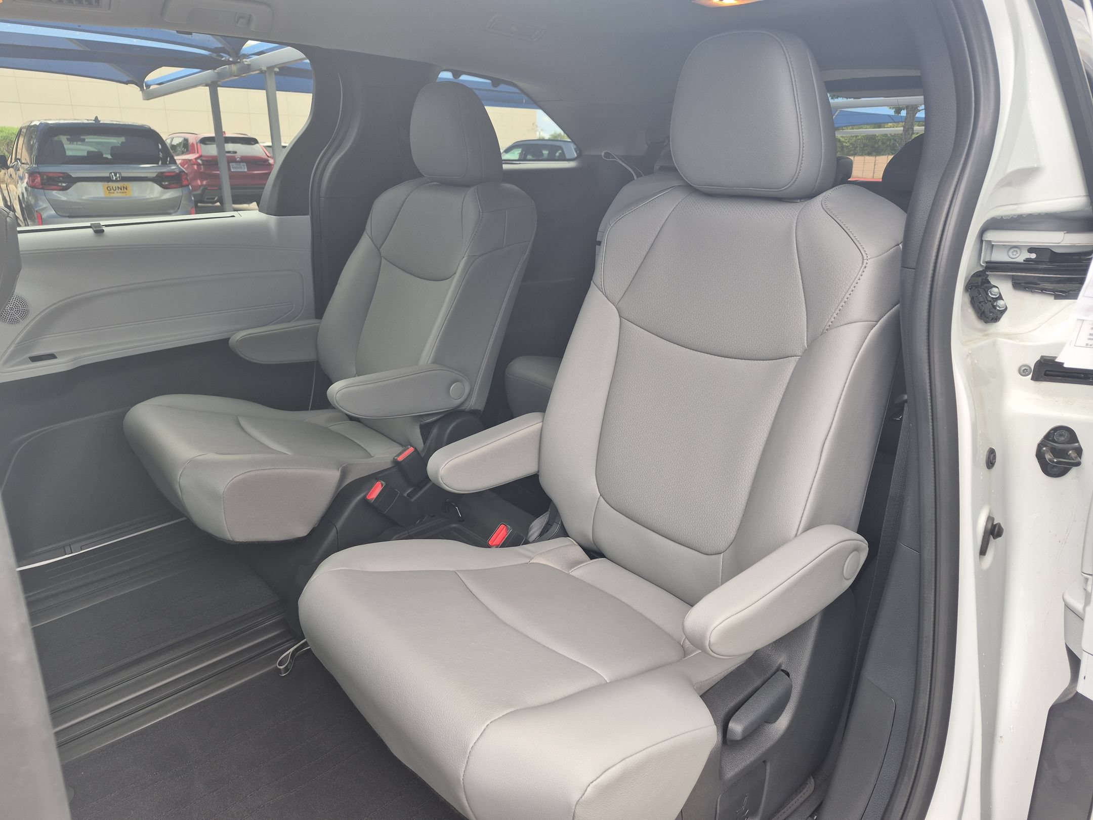 Used 2026 Toyota Sienna XLE FWD image 14