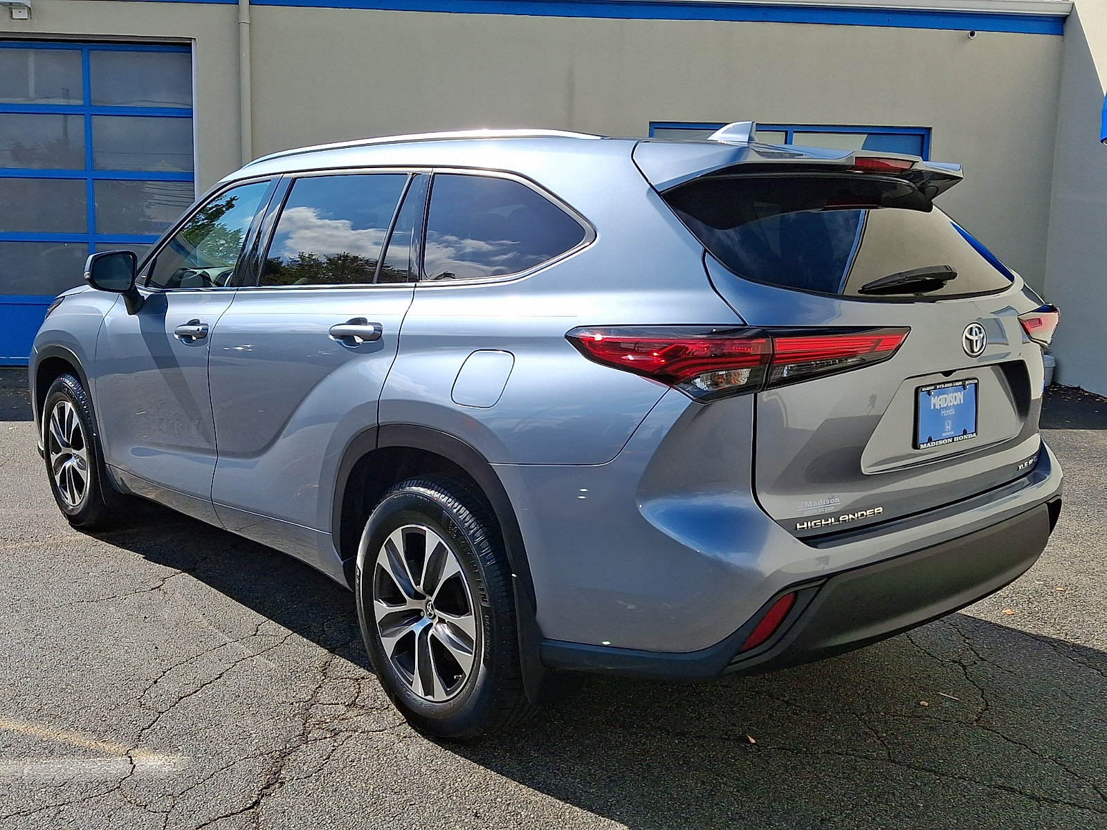 Used 2021 Toyota Highlander XLE AWD/4WD image 6