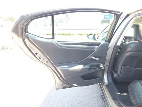 Used 2019 Lexus ES 300h w/ Accessory Package 2 FWD image 27