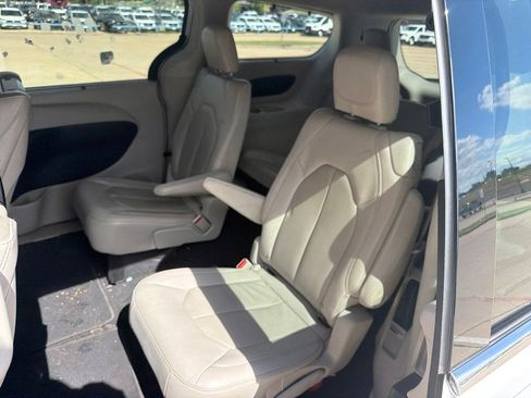 Used 2021 Chrysler Pacifica Touring-L w/ Uconnect Theater Family Group AWD/4WD image 2