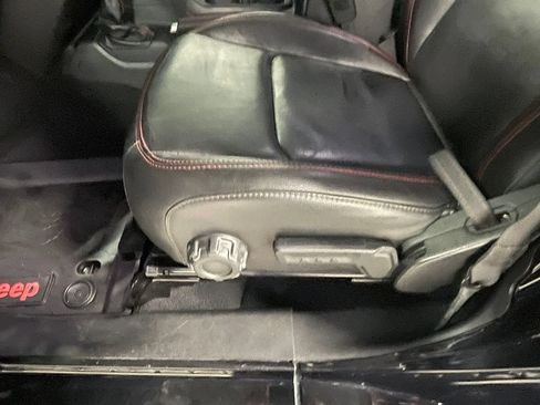 Used 2018 Jeep Wrangler Unlimited Rubicon w/ Uconnect 4C Nav & Sound Group AWD/4WD image 21