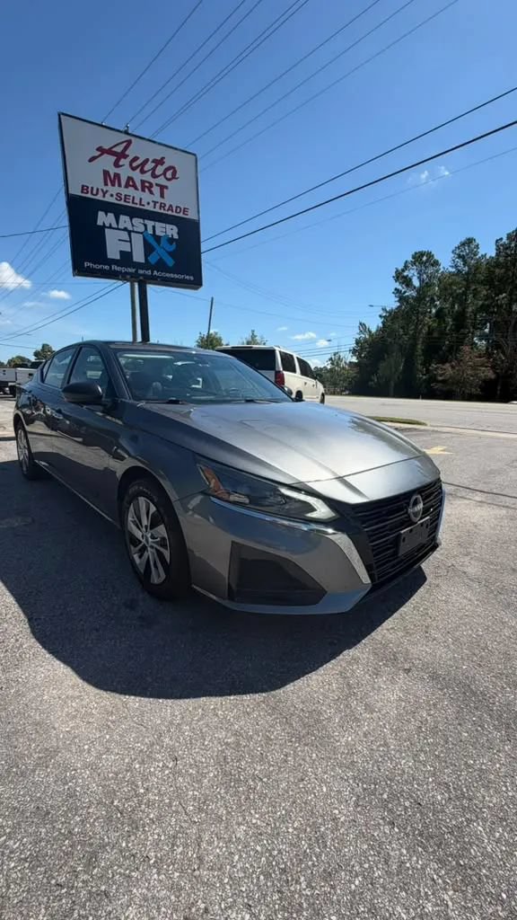 Used 2024 Nissan Altima 2.5 S FWD image 2