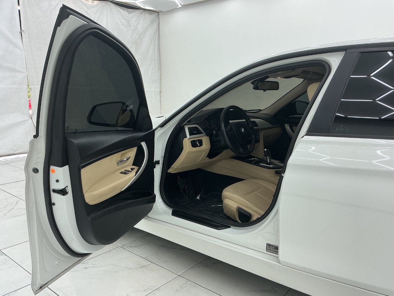 Used 2018 BMW 320i Sedan RWD image 16