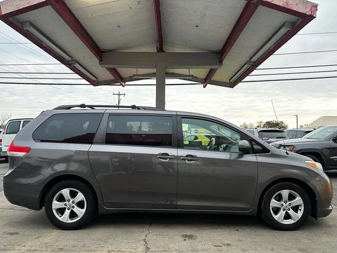 Used 2012 Toyota Sienna LE image 5